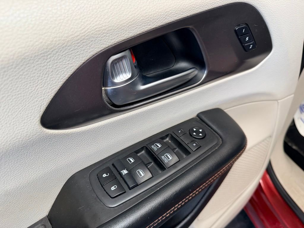 Used 2020 Chrysler Pacifica Touring-L FWD image 19
