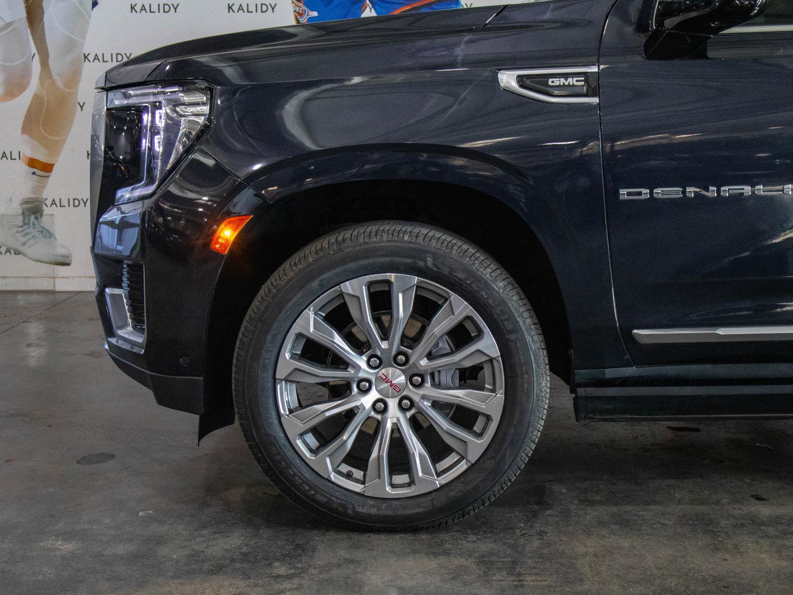 Used 2023 GMC Yukon Denali w/ Denali Reserve Package image 18