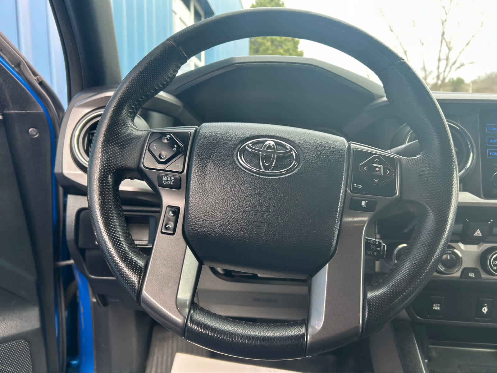 Used 2017 Toyota Tacoma TRD Sport w/ Tow Package (A/T) image 8