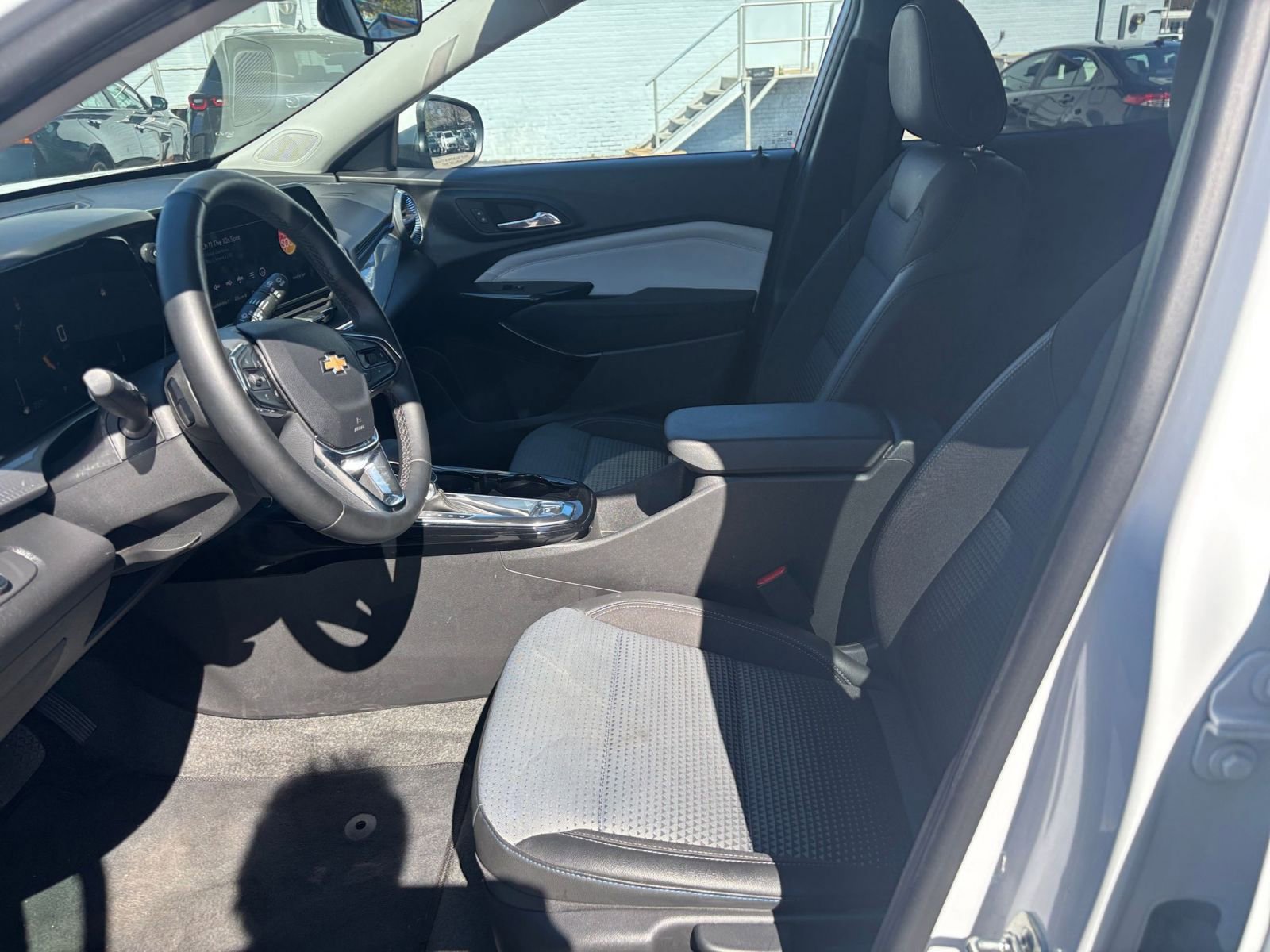 Used 2025 Chevrolet Trax LT w/ LT Convenience Package FWD image 25
