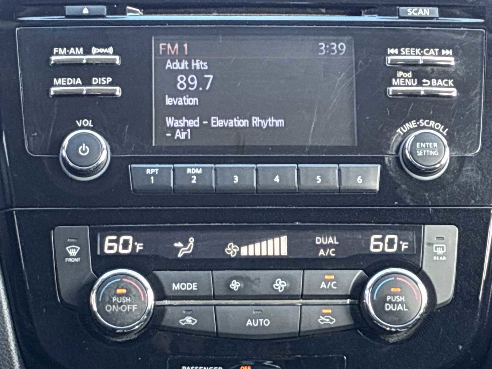 Used 2017 Nissan Rogue SV AWD/4WD image 16