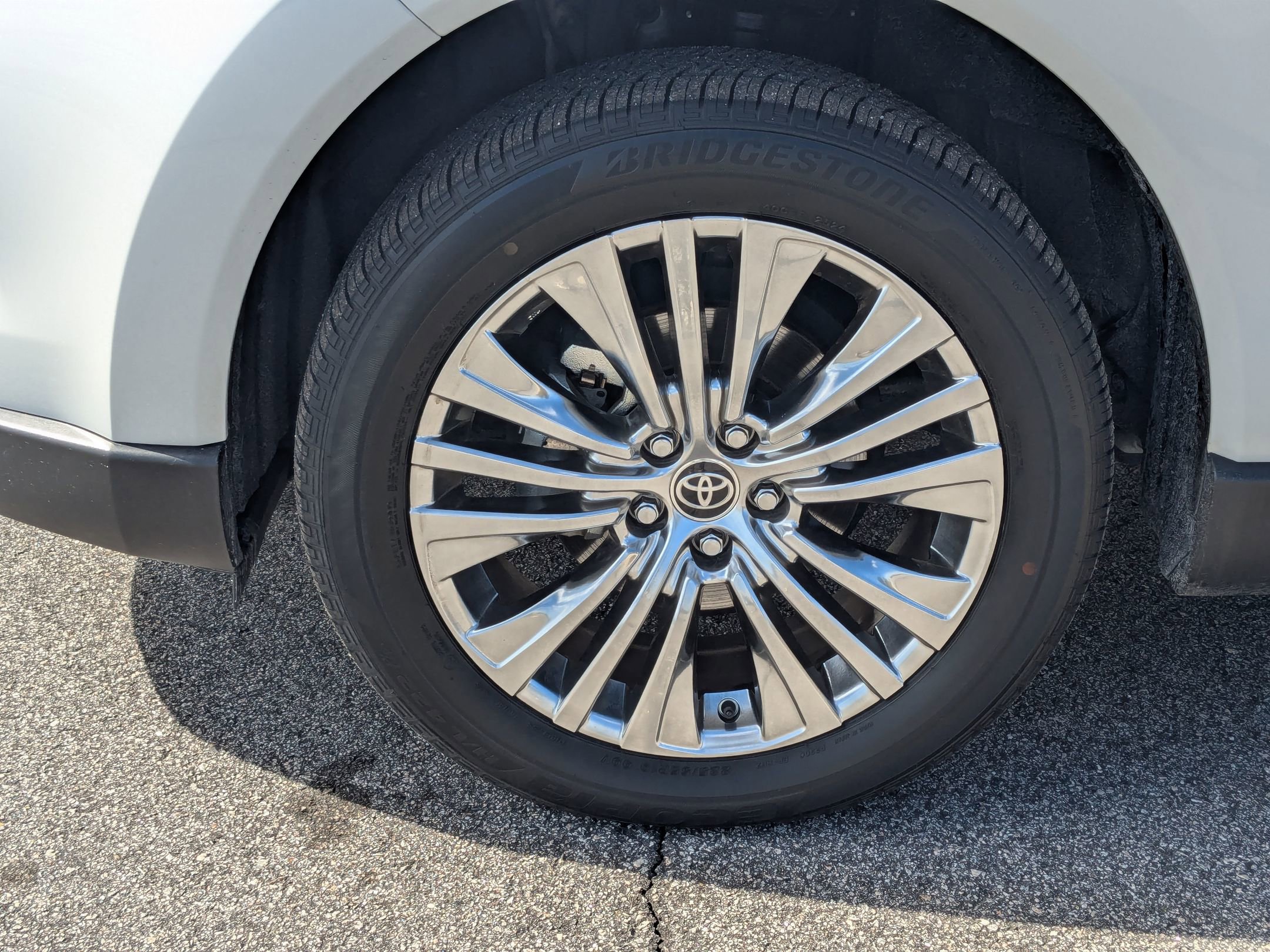 Used 2024 Toyota Venza Limited image 32