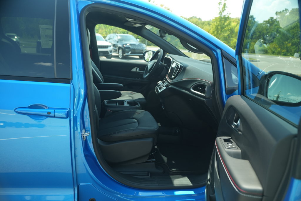 New 2027 Chrysler Pacifica Select FWD image 16