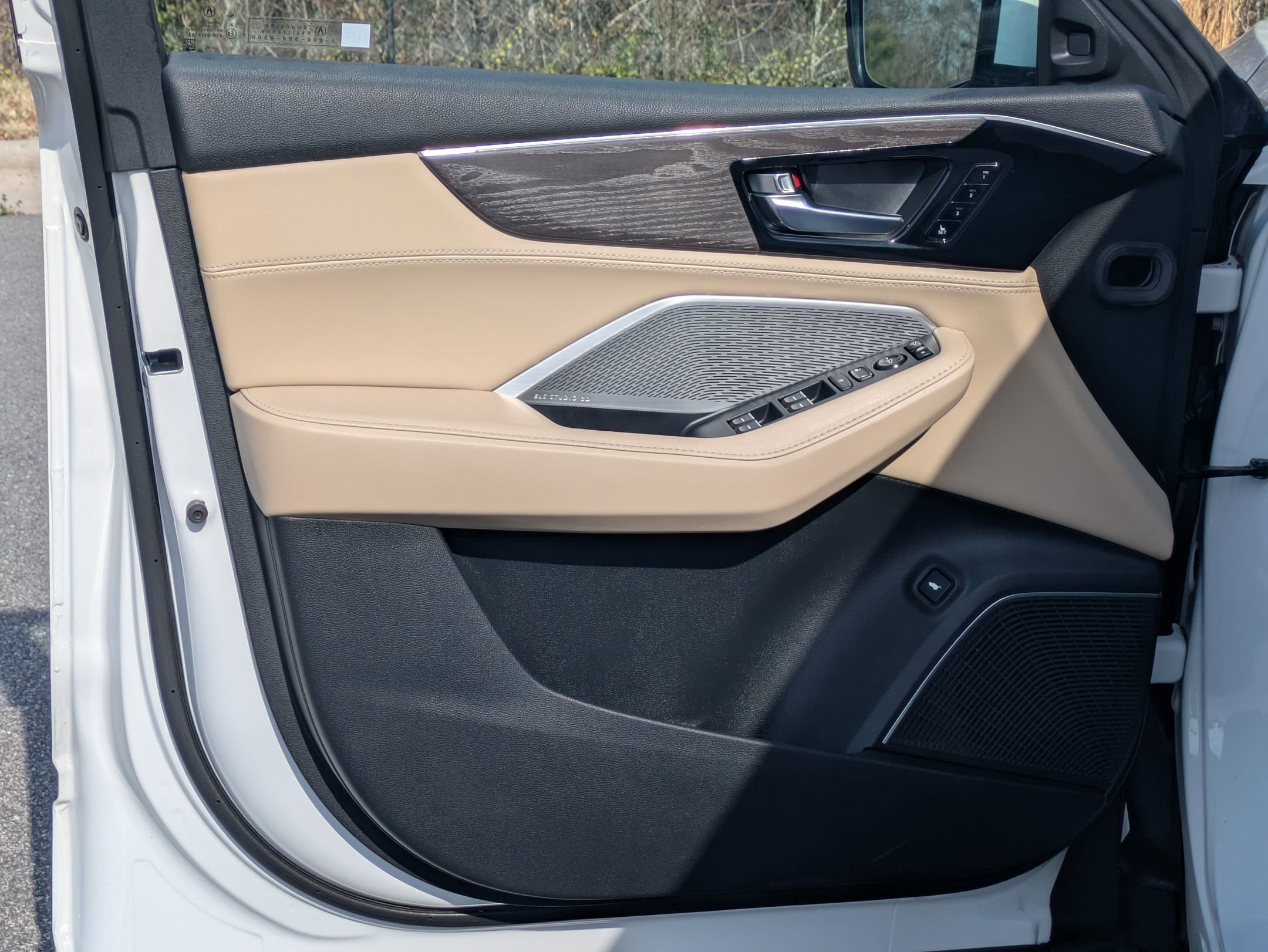 Used 2023 Acura MDX SH-AWD w/ Advance Package image 16