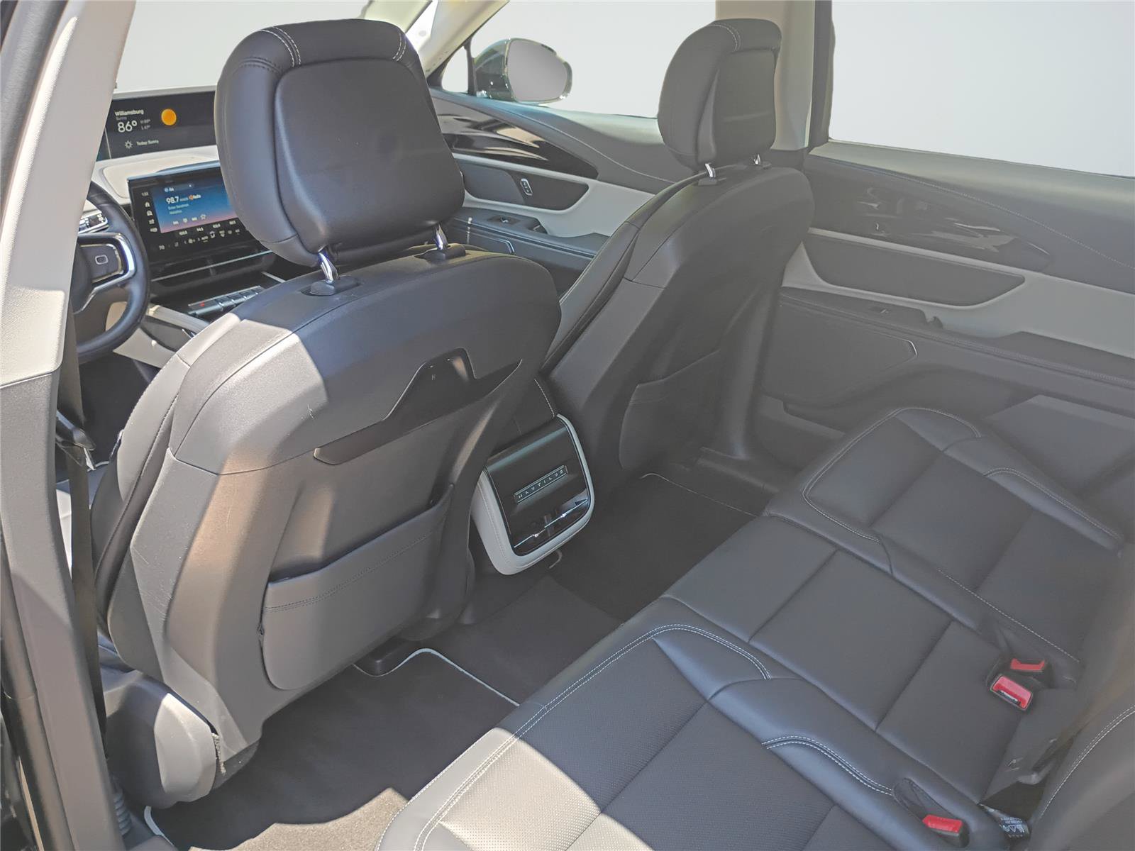 Used 2025 Lincoln Nautilus Premier AWD/4WD image 18