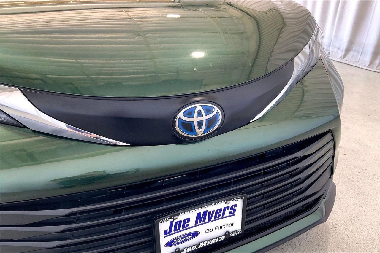 Used 2024 Toyota Sienna LE image 30