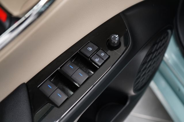 Used 2020 Toyota Prius XLE AWD/4WD image 11