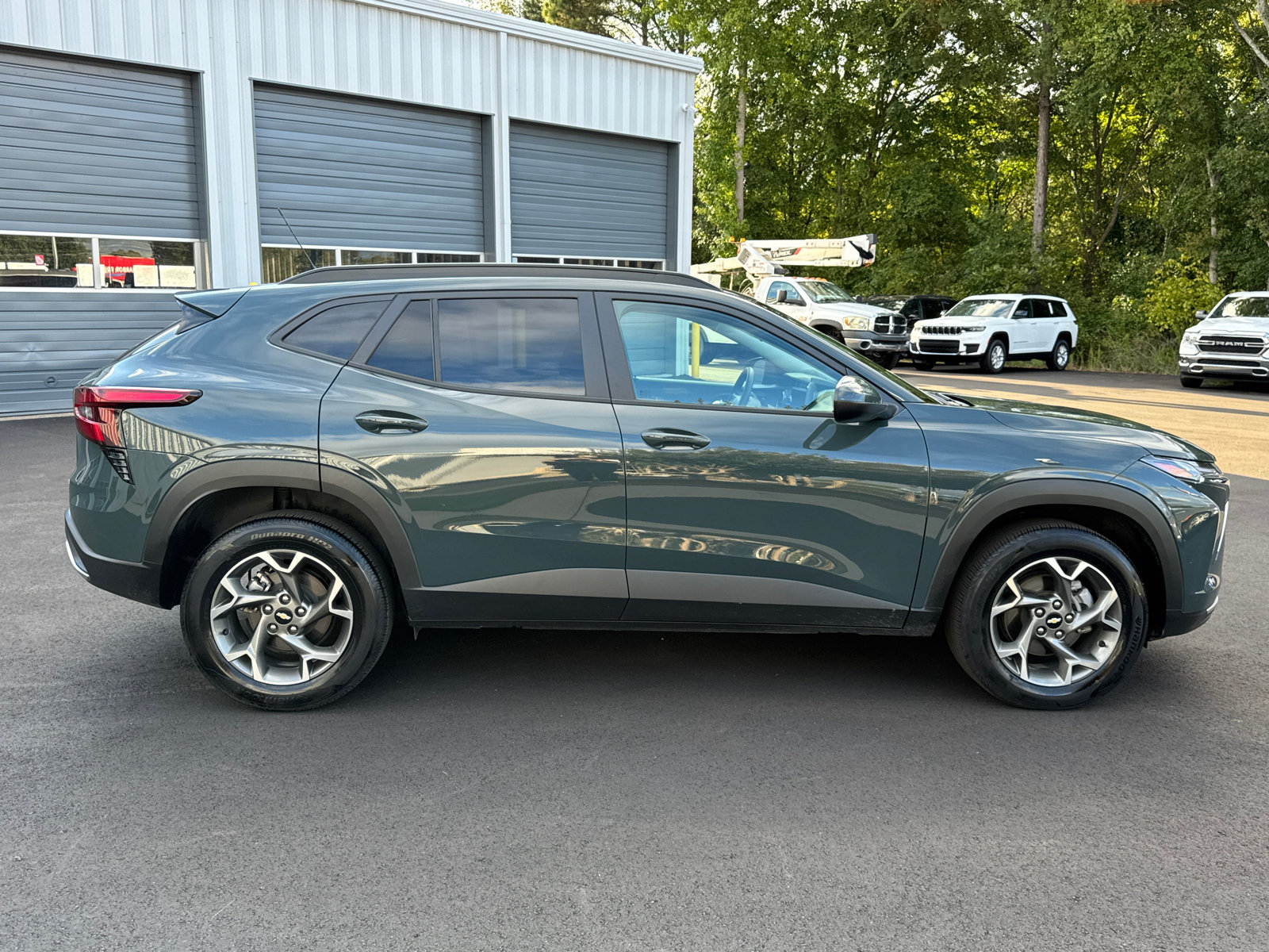 Used 2025 Chevrolet Trax LT FWD image 4