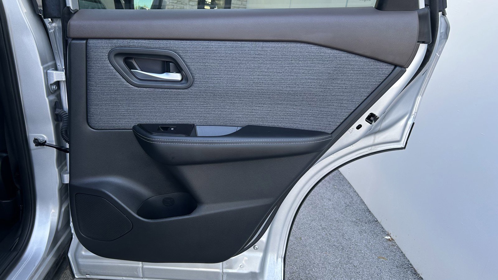 Used 2023 Nissan Rogue SV image 16