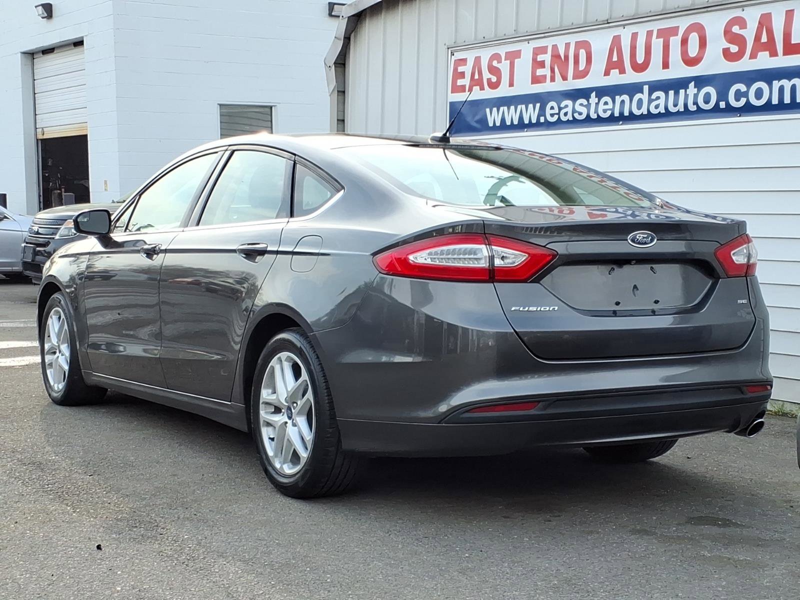 Used 2015 Ford Fusion SE image 3