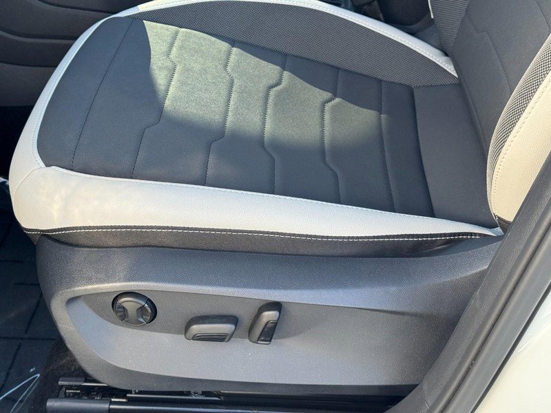 Used 2025 Volkswagen Taos SE image 25