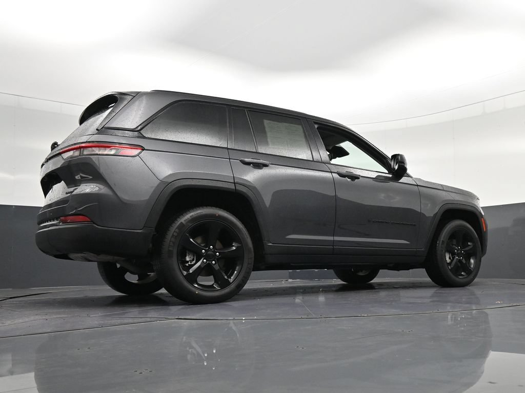 Used 2024 Jeep Grand Cherokee Limited w/ Black Appearance Package AWD/4WD image 33