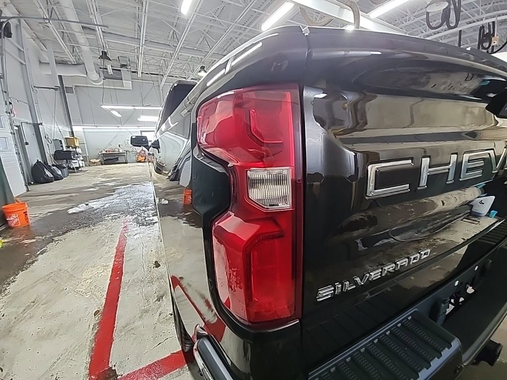 Used 2019 Chevrolet Silverado 1500 High Country w/ Technology Package image 12