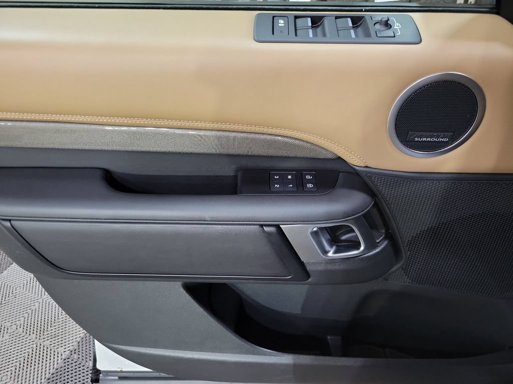 Used 2024 Land Rover Discovery Metropolitan Edition AWD/4WD image 14