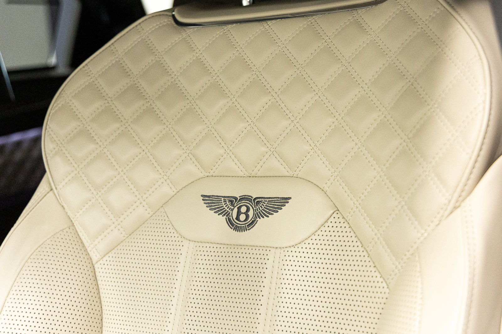 Certified 2023 Bentley Bentayga Plug-In Hybrid AWD/4WD image 29