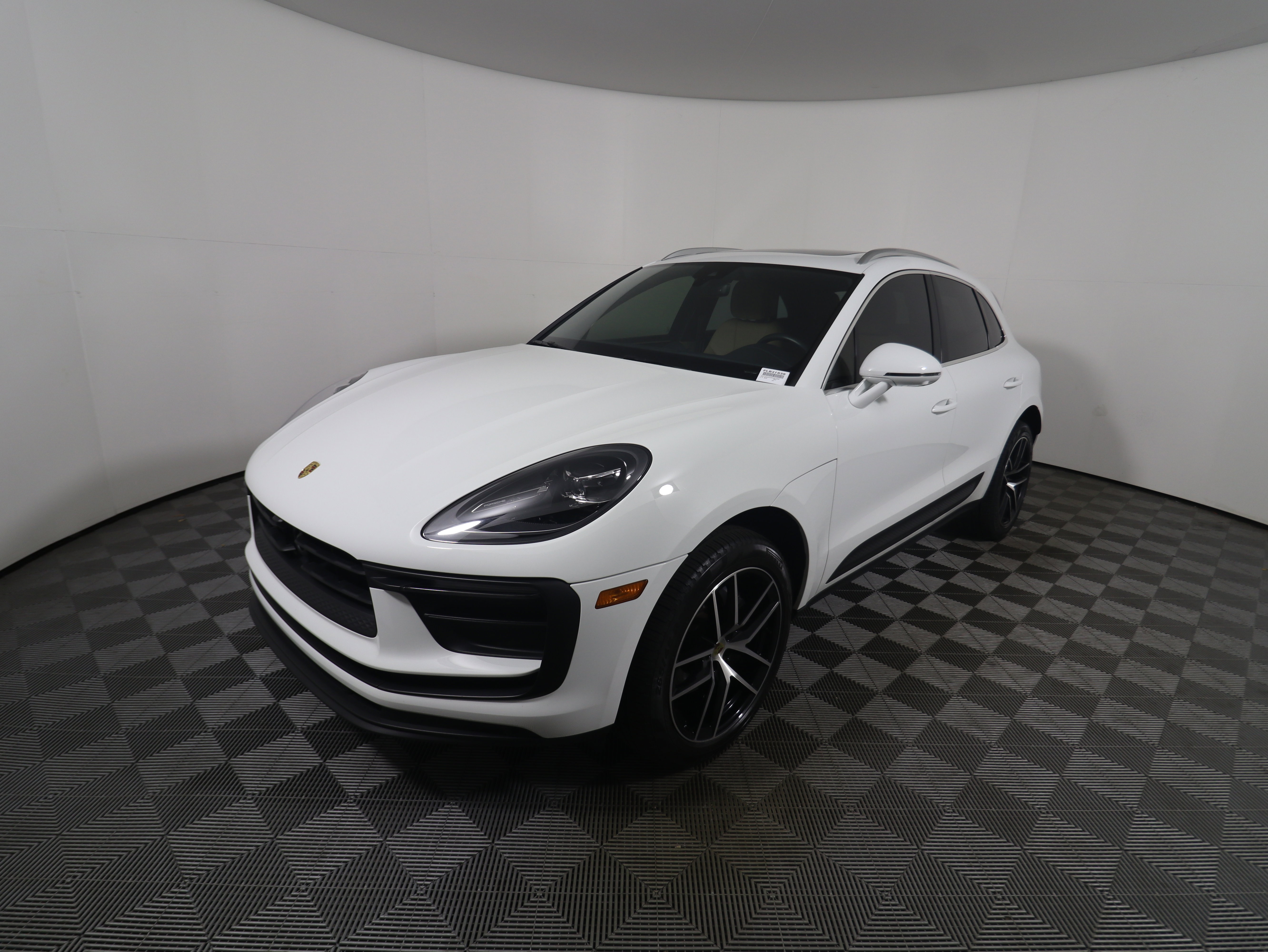 Used 2023 Porsche Macan image 9
