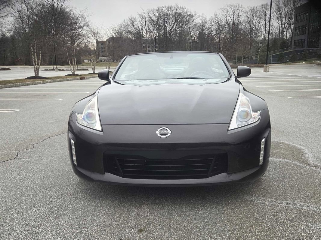 Used 2013 Nissan 370Z Touring w/ Sport Pkg RWD image 3