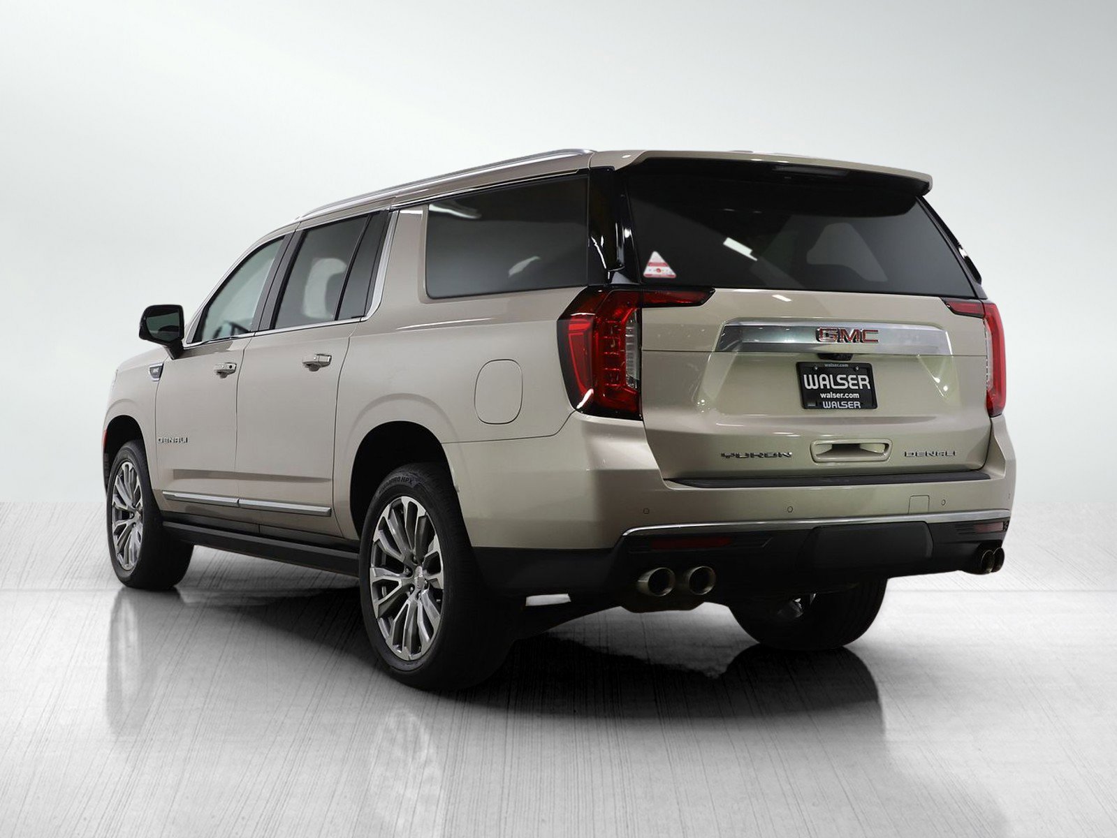 Used 2022 GMC Yukon XL Denali w/ Denali Ultimate Package image 3