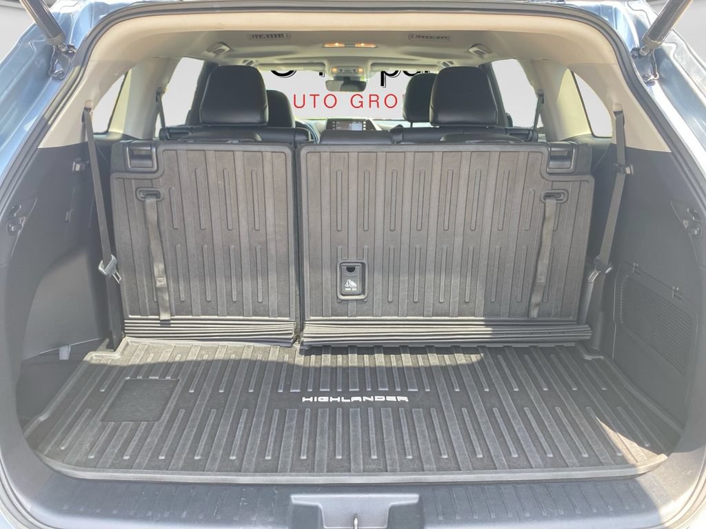 Used 2021 Toyota Highlander XLE AWD/4WD image 16
