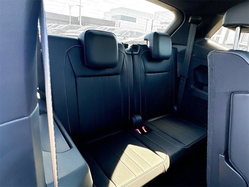 Used 2024 Volkswagen Tiguan SE R-Line FWD image 30