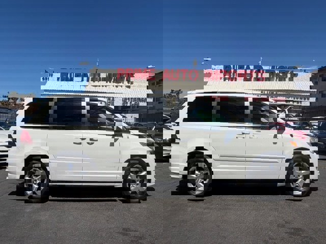 Used 2010 Volkswagen Routan SE image 1