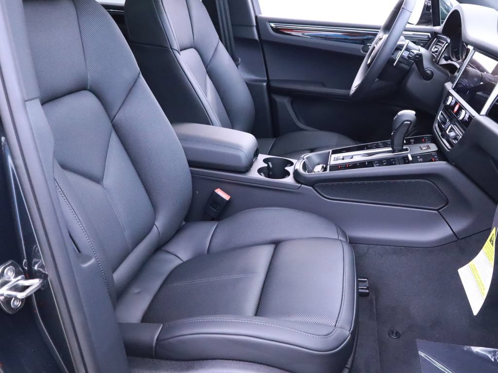 Used 2025 Porsche Macan AWD/4WD image 33