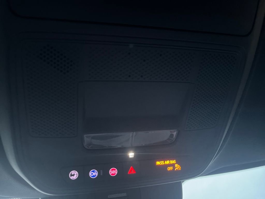 Used 2025 Chevrolet Traverse LT image 16