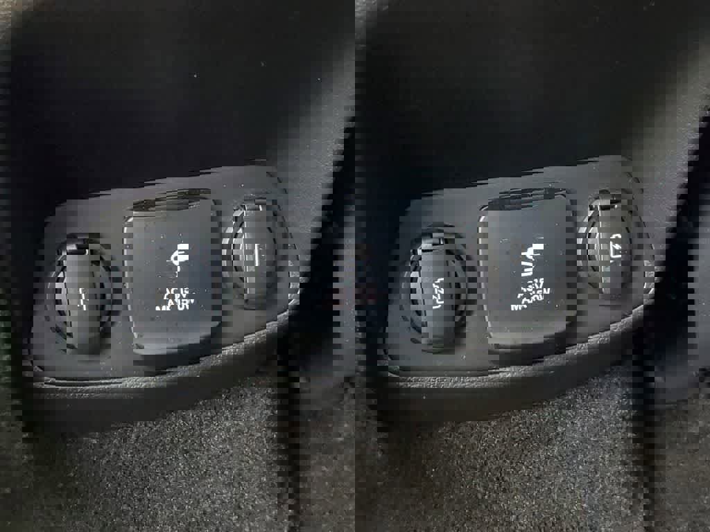 Used 2020 Hyundai Santa Fe Limited image 12