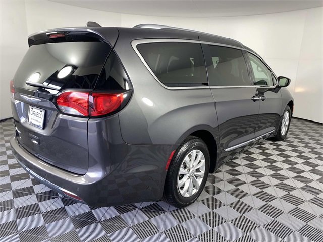 Used 2018 Chrysler Pacifica Touring-L image 9