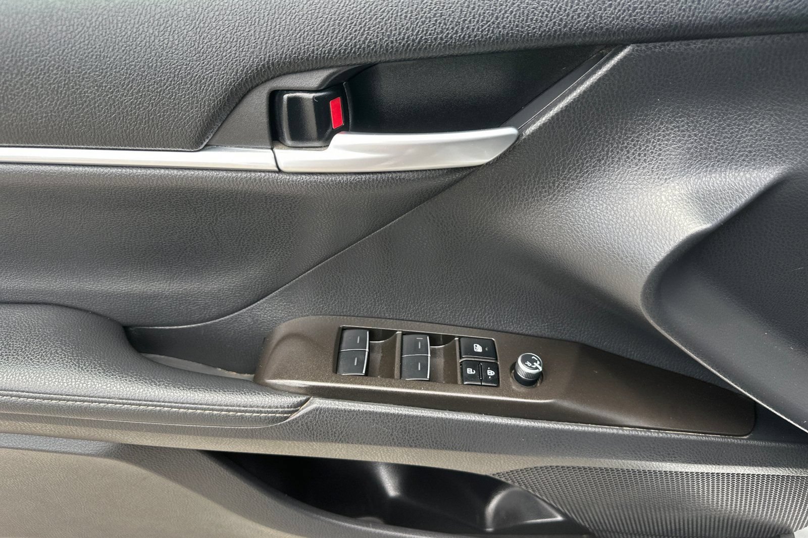 Used 2024 Toyota Camry XSE FWD image 11