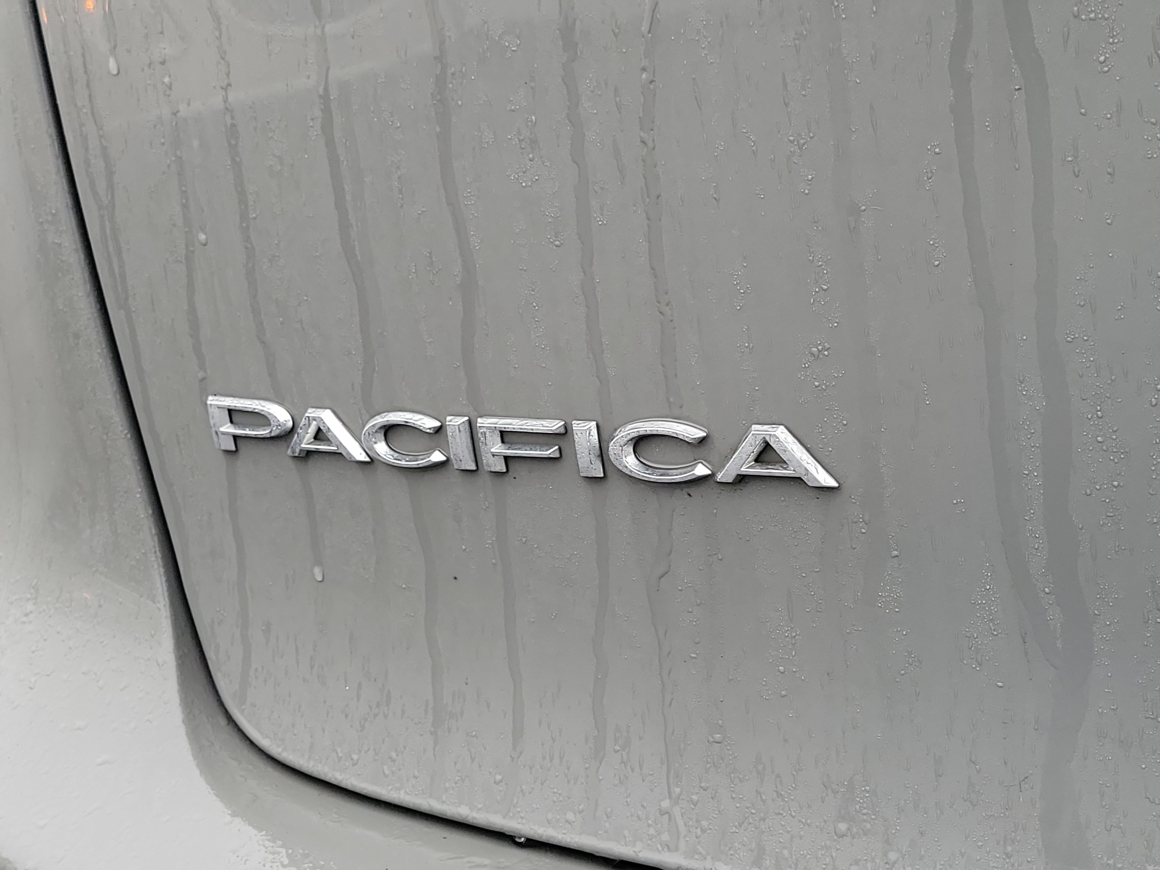 Used 2023 Chrysler Pacifica Touring-L FWD image 6