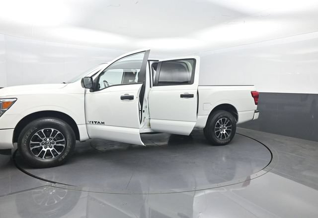 Used 2022 Nissan Titan SV AWD/4WD image 40