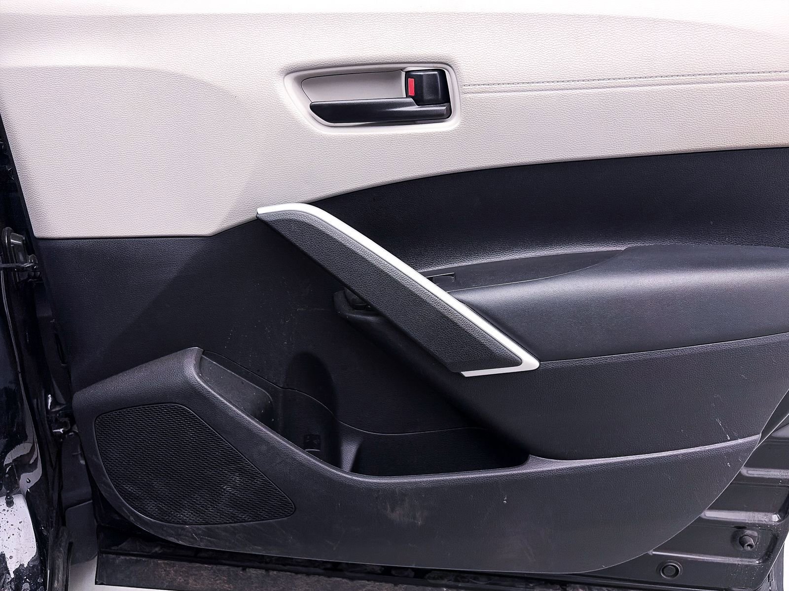 Used 2025 Toyota Corolla Cross L FWD image 29