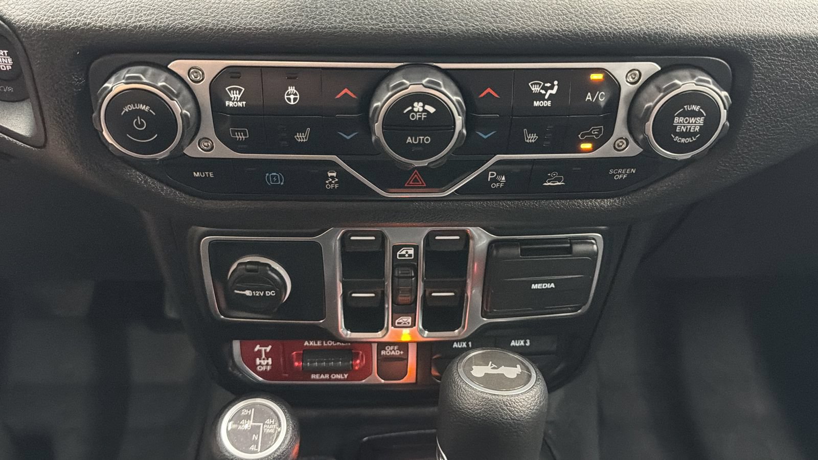 Used 2024 Jeep Wrangler Unlimited AWD/4WD image 23