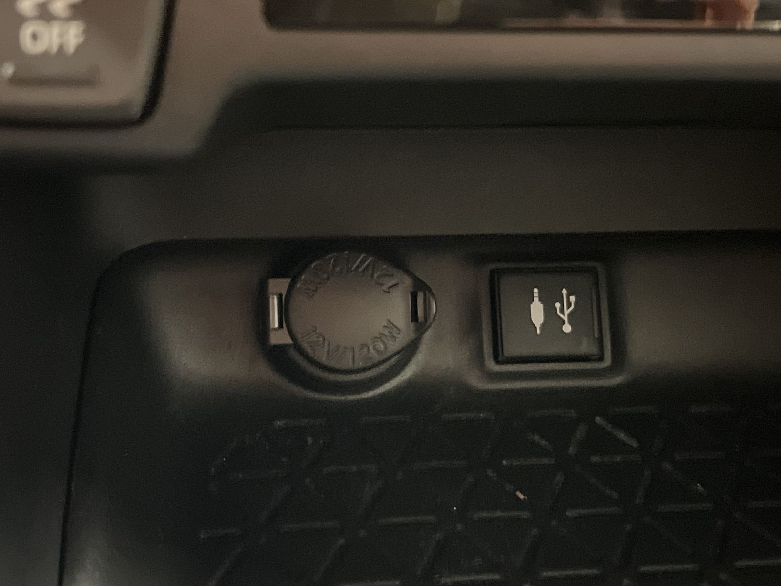 Used 2019 Toyota RAV4 XLE w/ Carpet Mat Package AWD/4WD image 29