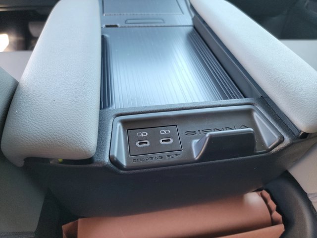 Used 2026 Toyota Sienna XLE FWD image 19