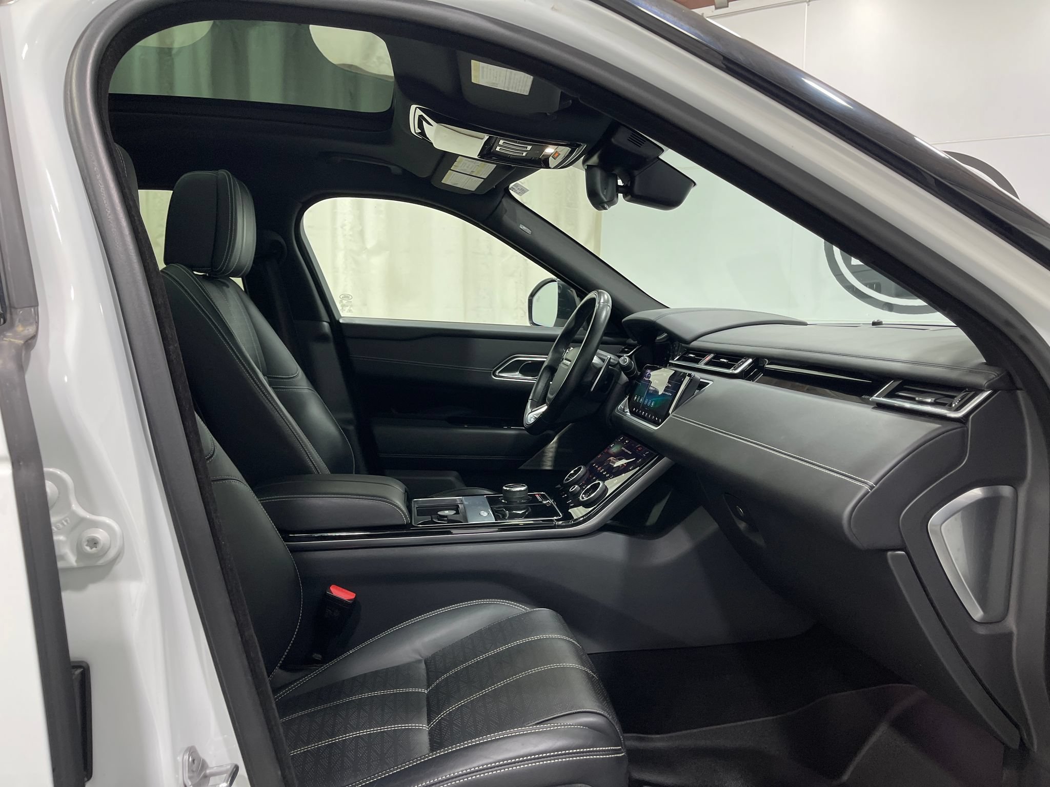 Used 2018 Land Rover Range Rover Velar R-Dynamic HSE AWD/4WD image 31