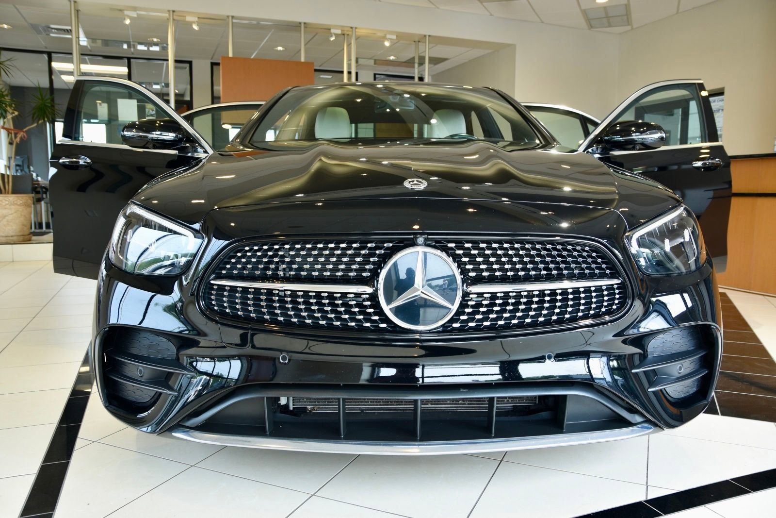 Used 2023 Mercedes-Benz E 350 4MATIC Sedan image 2