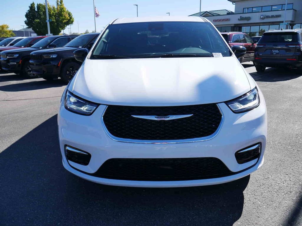 New 2026 Chrysler Pacifica Select image 2