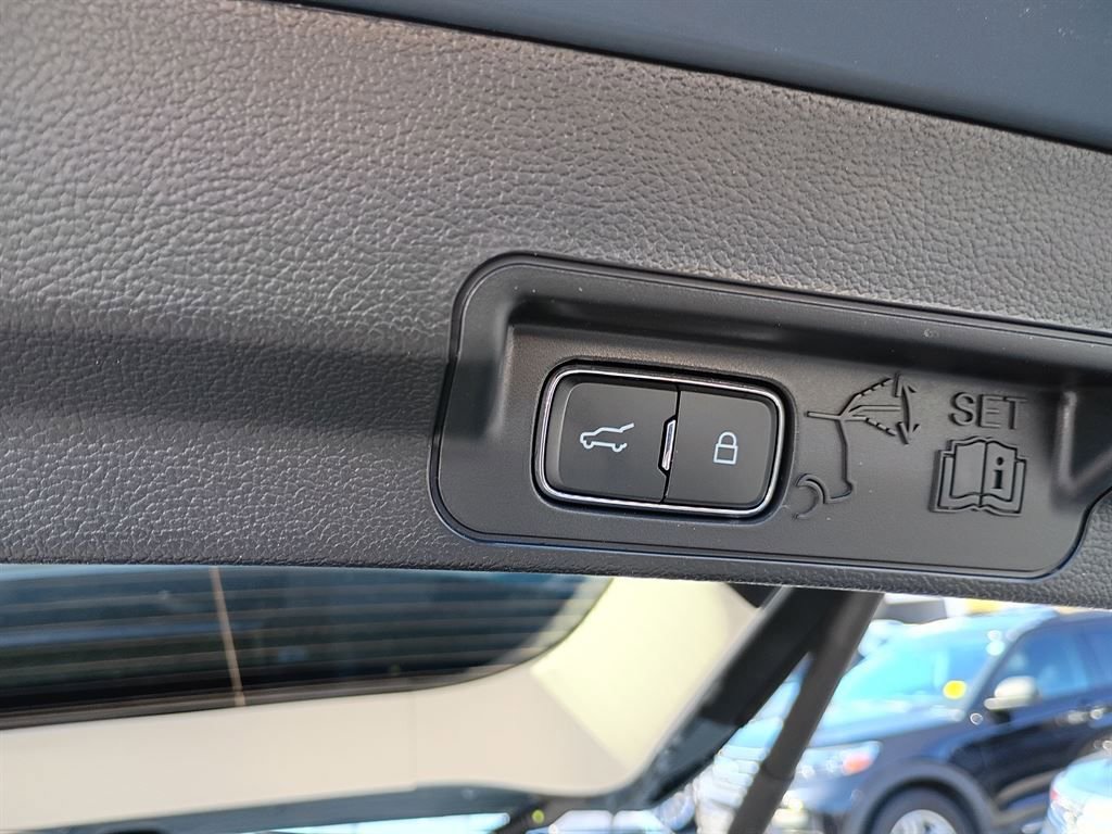 Used 2025 Ford Explorer Active RWD image 5