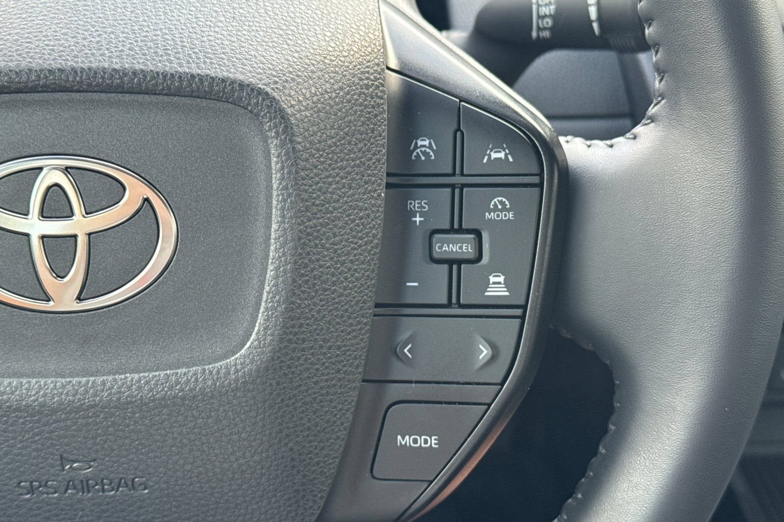 Certified 2025 Toyota Prius LE FWD image 39