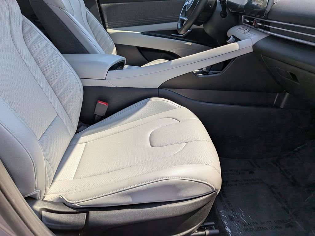 Used 2025 Hyundai Elantra Limited image 32