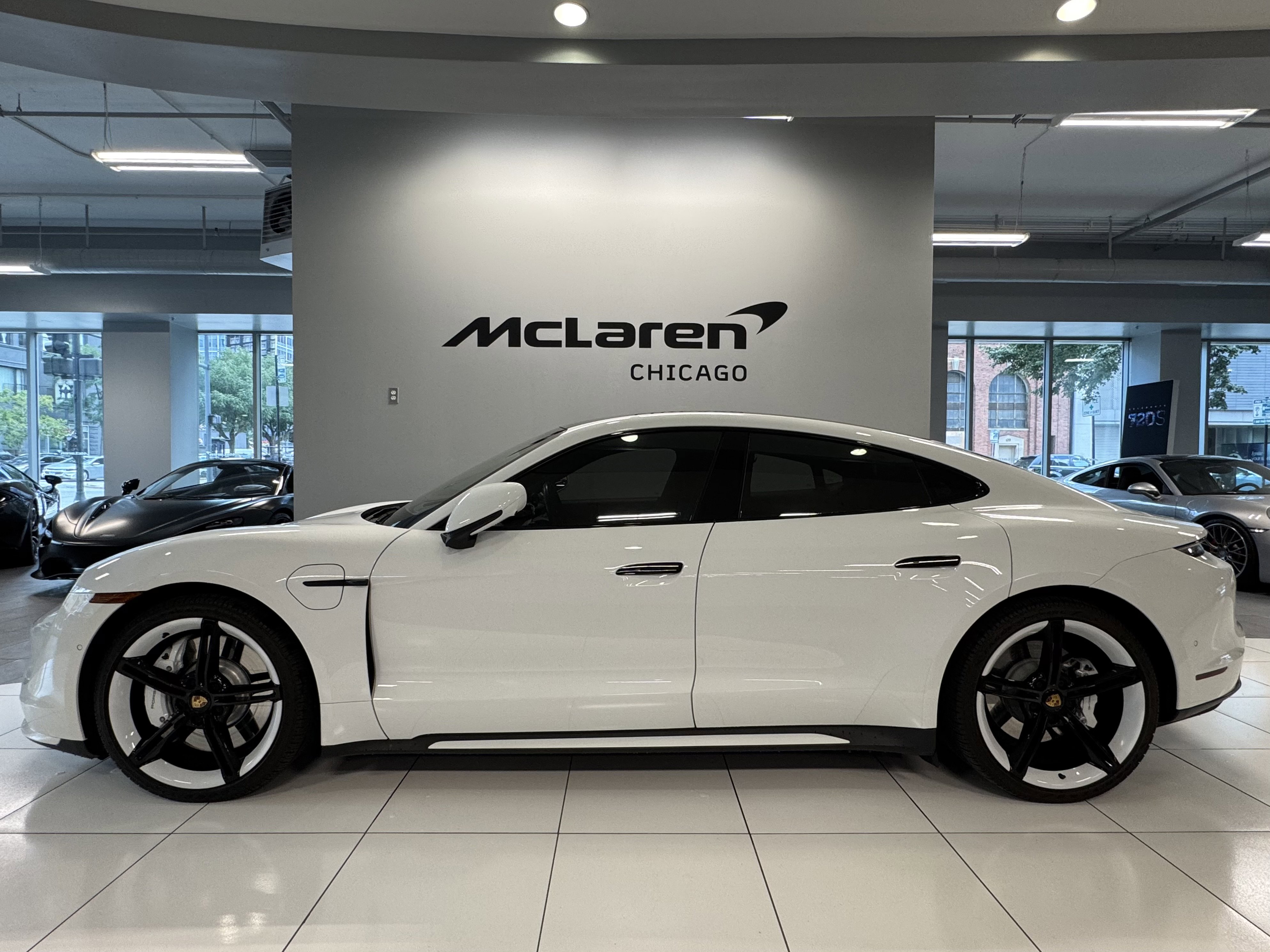 Used 2022 Porsche Taycan image 3