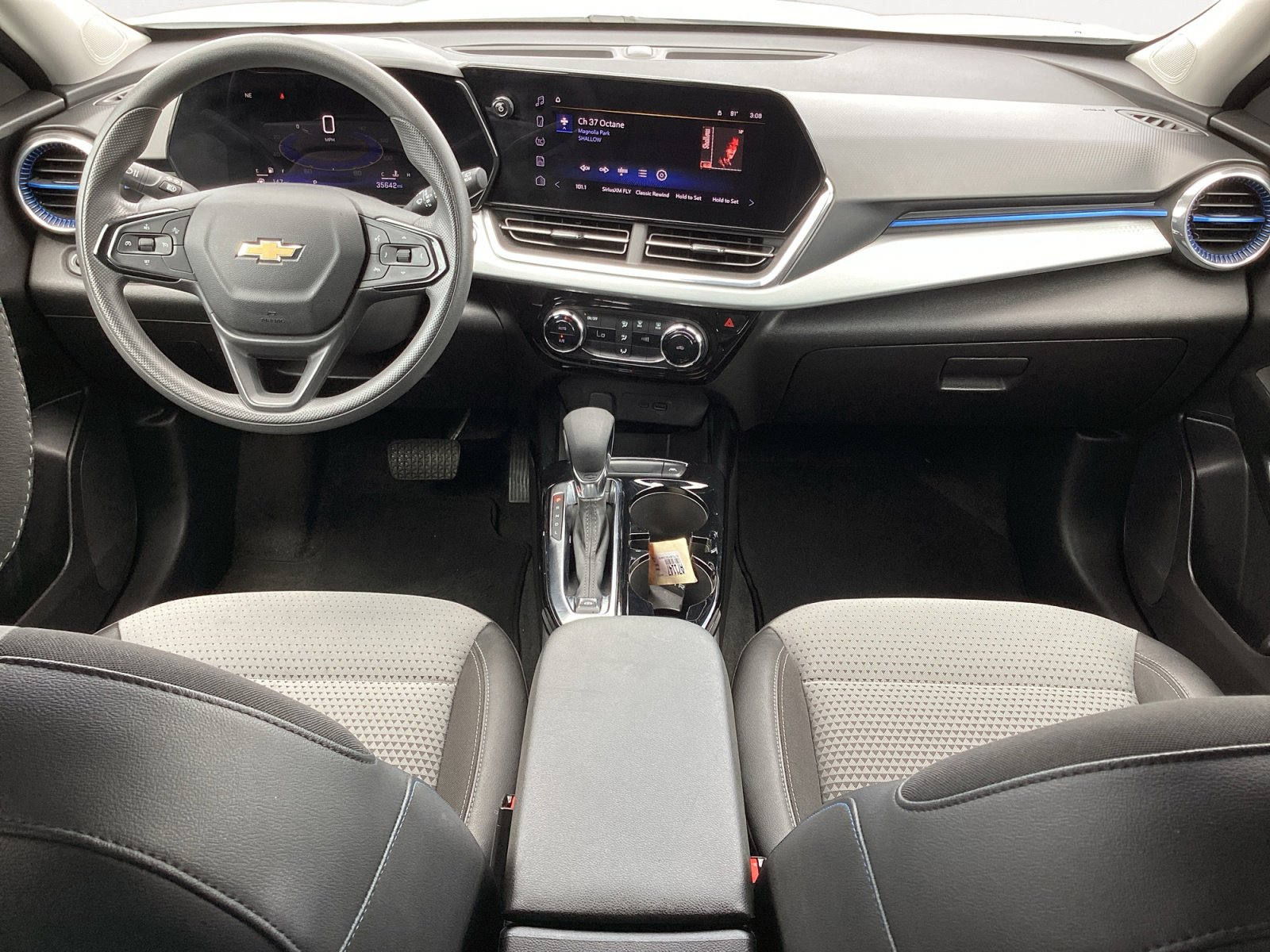 Used 2025 Chevrolet Trax LT FWD image 4