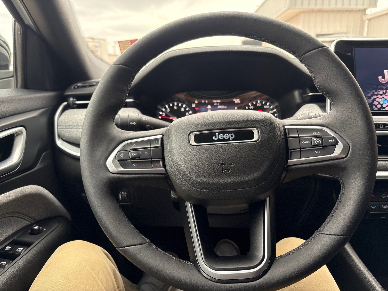 Used 2025 Jeep Compass Latitude w/ Convenience Group image 12