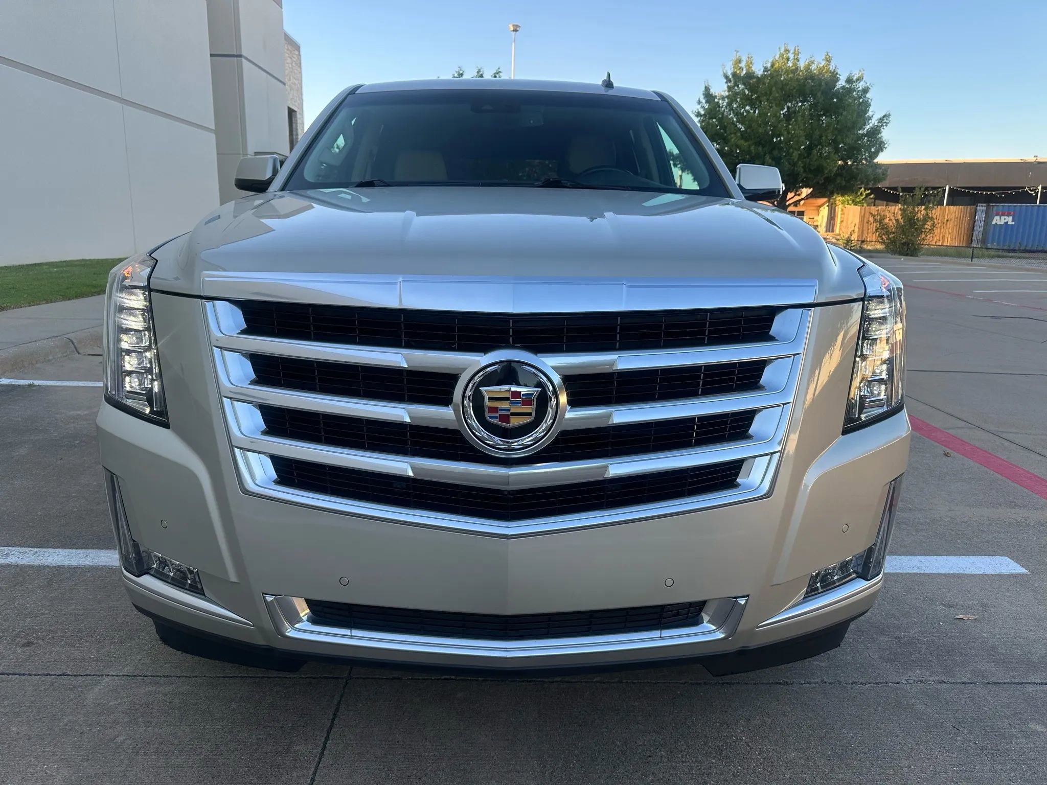 Used 2015 Cadillac Escalade Luxury image 4