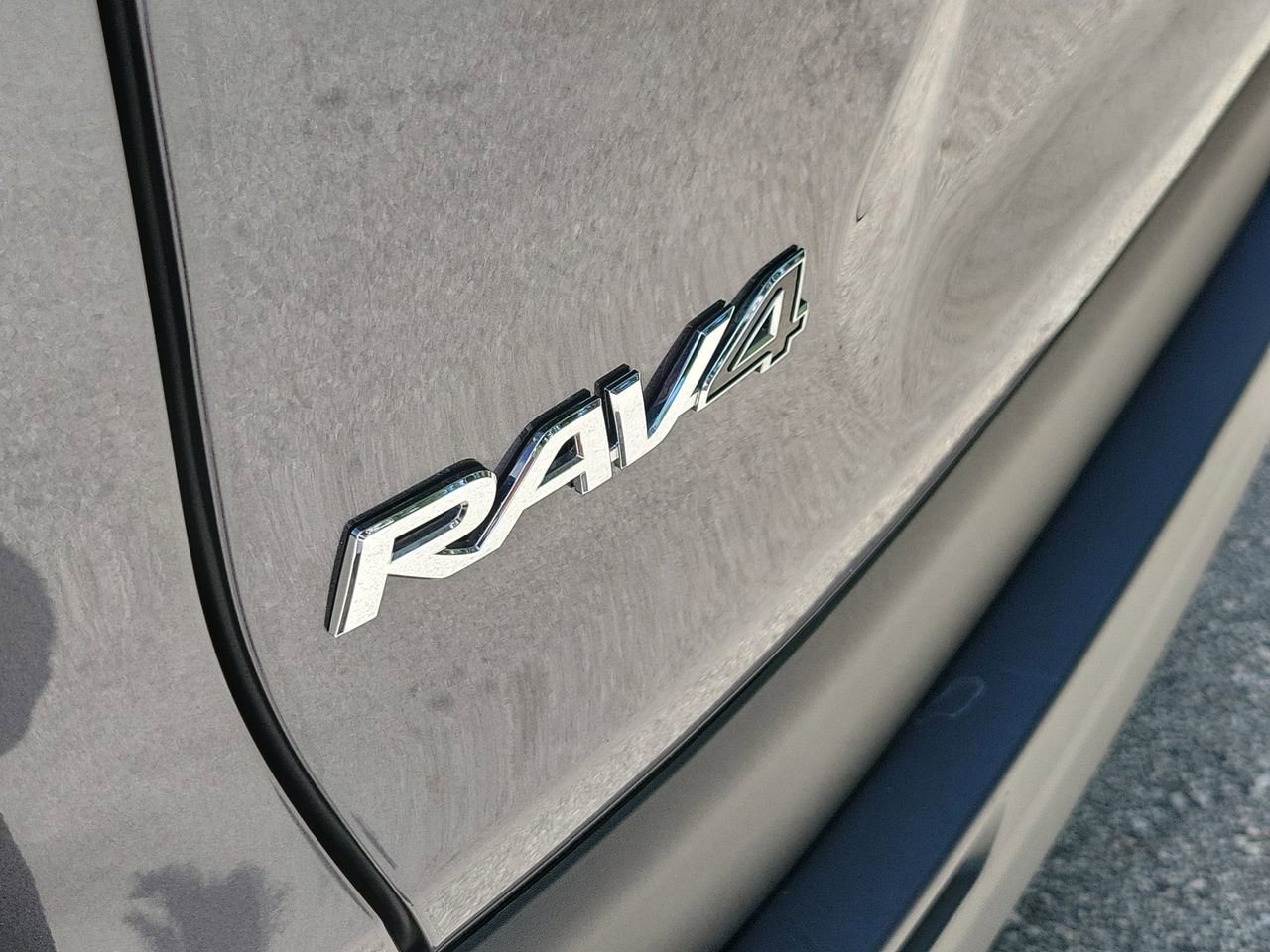 Used 2022 Toyota RAV4 XLE Premium image 5