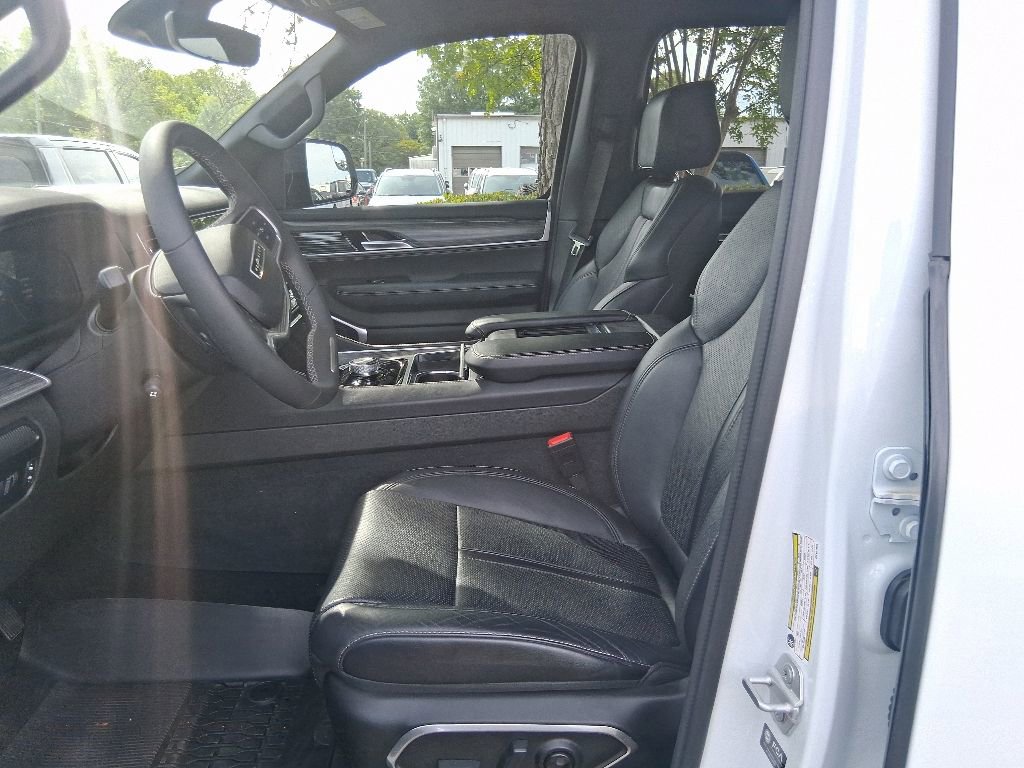 Used 2024 Jeep Wagoneer L Series II w/ Premium Group I AWD/4WD image 9