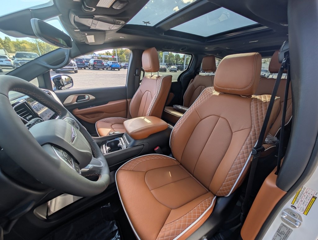 New 2026 Chrysler Pacifica Pinnacle image 13