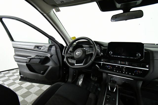 Used 2024 Nissan Pathfinder SV image 19